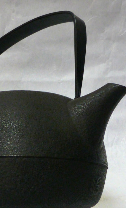 Iwachu Nambu Ironware Medium Kettle 11677 Durable Japanese Teapot-Kiichin - The #1 Place for Japanese Goods in Your Hand!